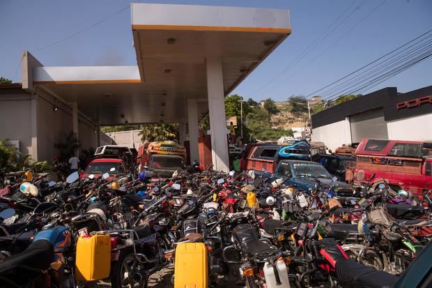 Cientos de conductores se agolpan en una de las pocas gasolineras disponibles, hoy en Puerto Príncipe, Haití.