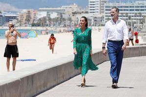 Los reyes pasean por la playa de Palma, inusualmente despoblada por la crisis
