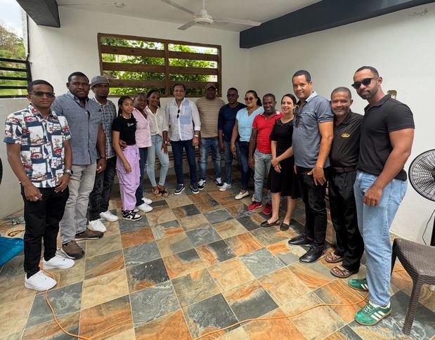 Abel Martinez junto a dirigentes en Las Terrenas.