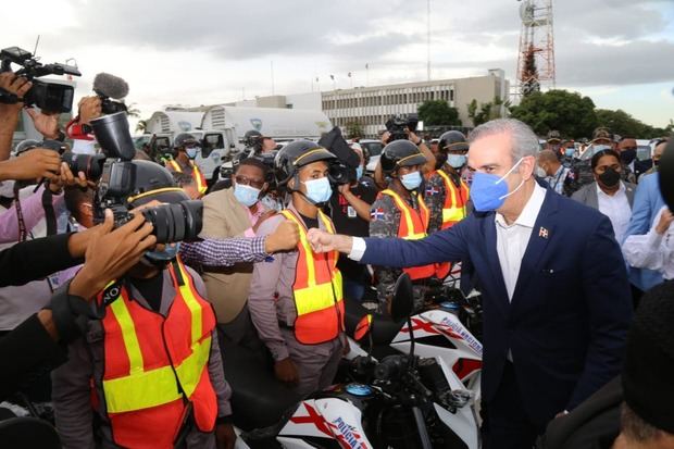 Abinader anuncia incremento de 15 % en número de militares y policí­as.