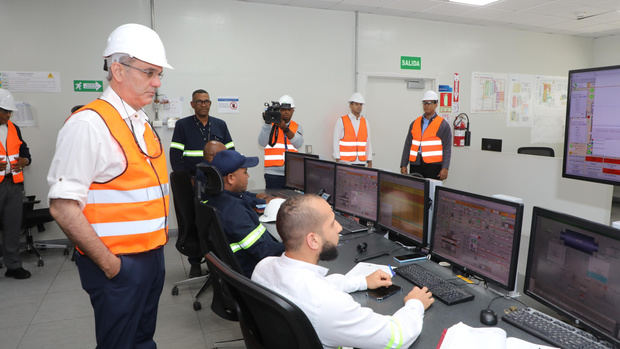 El gobernante supervisa las condiciones de la central y revisa el plan de reconexión en curso.
