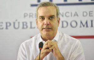 Luis Abinader repudia los ataques al Congreso en Brasil