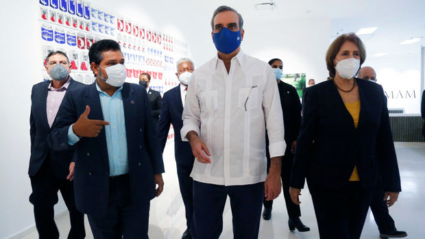 Luis Abinader junto a la ministra de Cultura, Carmen Heredia otros dirigentes hacen recorrido por museos.