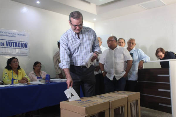 Abinader durante su votación en la convención nacional