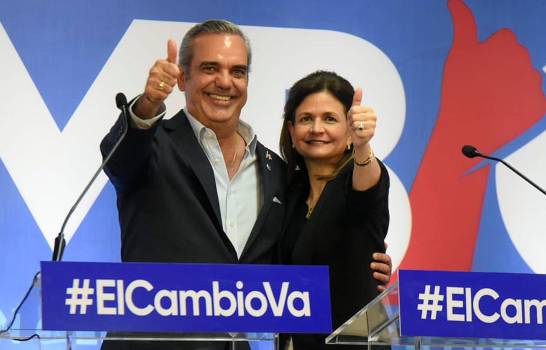 Luis Abinader junto a empresaria y catedrática Raquel Peña Rodríguez, boleta para las elecciones generales del 17 de mayo venidero.