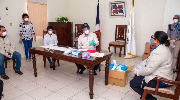 Luis Abinader en la reunión con la directiva del Colegio de Enfermería en su local del sector de Naco.