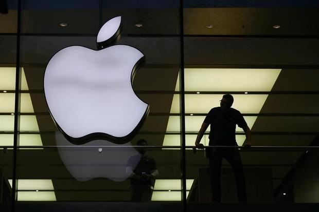 Apple y Google anunciaron este viernes una alianza sin precedentes en un entorno de gran competencia en la industria tecnológica y revelaron que están trabajando conjuntamente en dos proyectos para usar datos de movilidad de las personas en la lucha contra la pandemia de COVID-19.