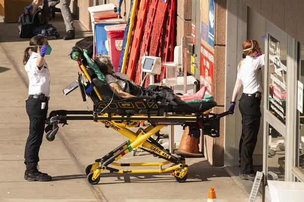 Un paciente infectado con covid-19 es trasladado a un hospital en EE.UU, en una fotografía de archivo.