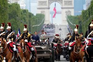 Francia celebra su Fiesta Nacional preparándose para las nuevas restricciones