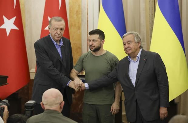 El presidente turco Recep Tayyip Erdogan (izq.), el presidente ucraniano Volodymyr Zelensky (c.) y el secretario general de la ONU Antonio Guterres (der.) asisten a una conferencia de prensa conjunta en Lviv, Ucrania, el 18 de julio de 2022. 