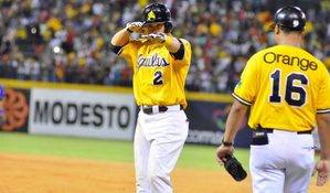 Águilas vencen Gigantes y se acercan a medio juego del liderato en béisbol