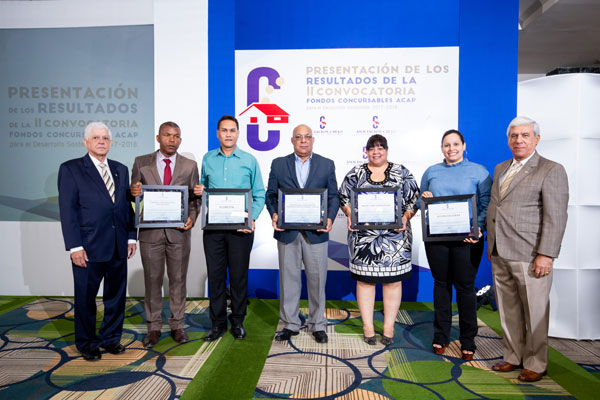 Ganadores junto a ejecutivos de ACAP