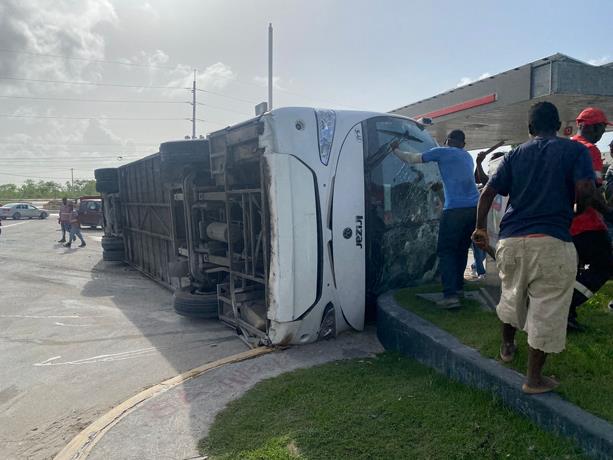 Intrant reforzará controles del transporte turístico tras accidente en Bávaro.