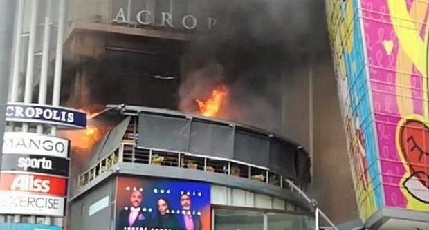 Un incendio afecta la plaza comercial Acrópolis Center, ubicada en la avenida Winston Churchill de esta ciudad.