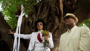Un actor peruano se "casa" con un árbol para denunciar la tala