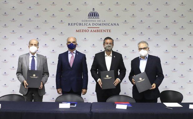 @ambienterd , @mineconomiard , y el Consejo Nacional para el Cambio Climático y Mecanismo de Desarrollo Limpio (CNCCMDL) firmaron un acuerdo de colaboración interinstitucional para la implementación del programa Euroclima 