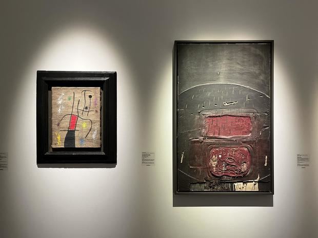 Fotografía de la obras 'Mujer y pájaro V/X' (1960) de Joan Miró (i) y 'Polvo de terciopelo rojo y collage' de Antoni Tàpies (d) expuestas en la sección de la galería española Mayora, durante una presentación previa de la feria TEFAF, este 5 de mayo de 2022.