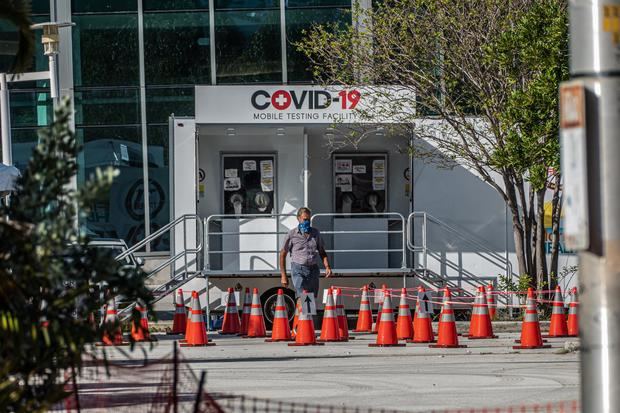 Un persona sale de un centro móvil para pruebas de covid-19 en Miami Beach, Florida, EE.UU