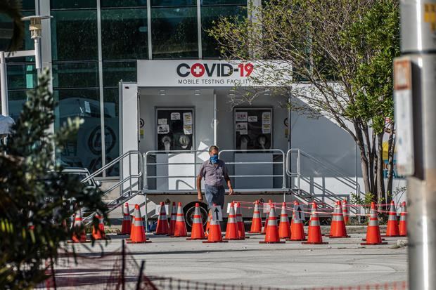 Un persona sale de un centro móvil para pruebas de covid-19 en Miami Beach, Florida, EE.UU