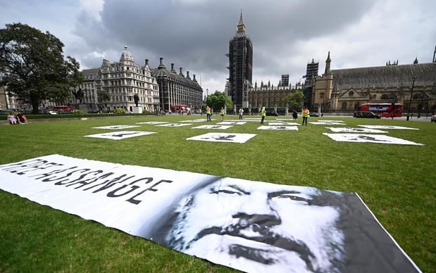 Banners para el fundador de Wikileaks, Julian Assange, en Parliament Square en Londres, Gran Bretaña, 03 de julio de 2021. Los partidarios de Julian Assange han estado celebrando el 50 aniversario de Assange en Parliament Square en Londres. El fundador de Wikileaks, Assange, permanece en una prisión del Reino Unido a la espera de una apelación del gobierno de EE.UU. 