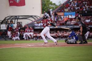 Águilas empatan en la cima con Gigantes y Estrellas superan a Leones