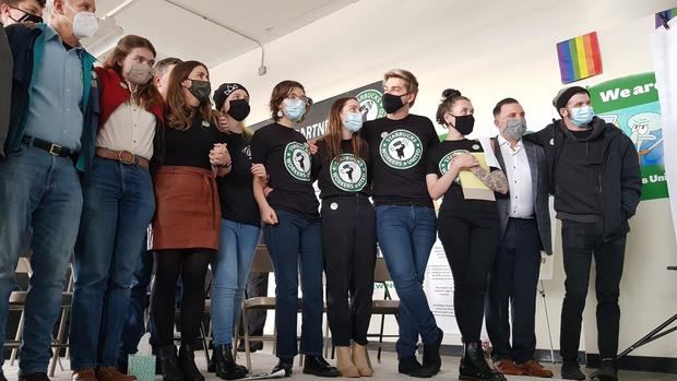 Miembros del comité organizador para la constitución del primer sindicato de Starbucks fueron registrados este jueves, durante la jornada de votación, en Bufalo, NY, EE.UU.