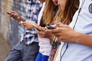 Los jóvenes que pasan más tiempo enganchados a los teléfonos son más infelices
 