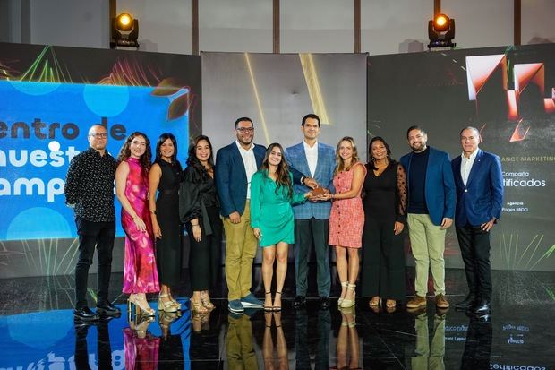 Recibieron el premio ejecutivos de Qik, representantes de la agencia publicitaria Pagés
BBDO, y la central de medios OMD.