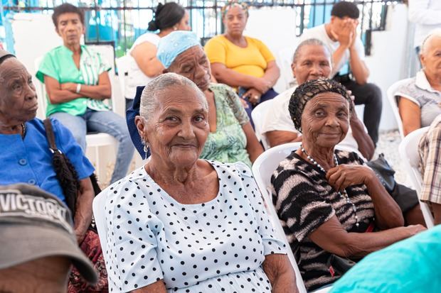 Adultos mayores en el hogar de Neiba.