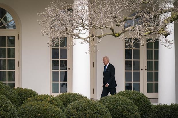 El presidente de Estados Unidos, Joe Biden, camina en la Casa Blanca, en Washington, este 23 de enero de 2023.