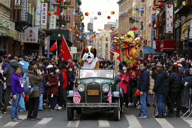 Un automóvil antiguo conduce a lo largo de la ruta del desfile para cerrar los festejos del Año Nuevo Lunar en el barrio Chinatown, en Nueva York, EE.UU.