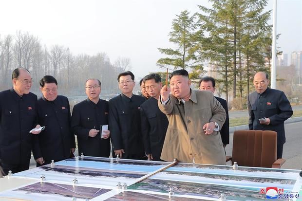 El líder norcoreano Kim Jong-un (frente) inspecciona un sitio en el que se erigirán casas adosadas junto al río alrededor de la Puerta de Pothong en Pyongyang, Corea del Norte, el 25 de marzo de 2021.