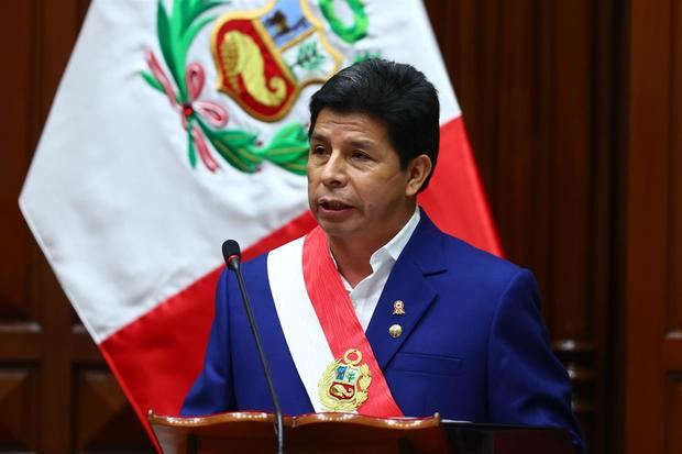 Fotografía cedida por Agencia Andina que muestra al presidente del Perú, Pedro Castillo, mientras ofrece hoy un mensaje al Congreso de Perú y a la nación durante la conmemoración del 201 aniversario de la independencia peruana, en Lima, Perú.