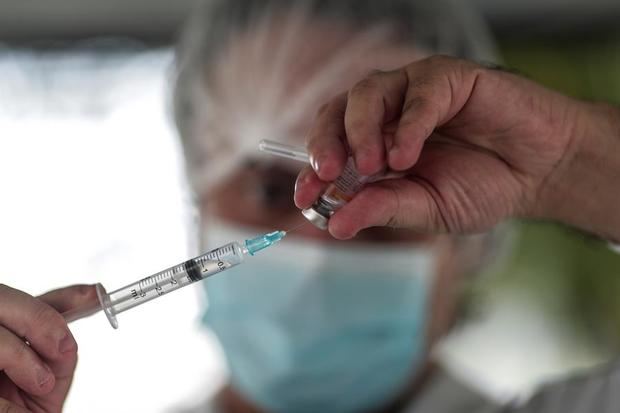 Río de Janeiro se convierte así en la primera en confirmar oficialmente la interrupción de la vacunación por falta de antídotos, algo con lo que han amenazado desde hace días algunos gobiernos regionales y municipales.