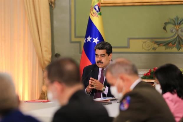 Fotografía cedida por prensa de Miraflores que muestra al presidente de Venezuela, Nicolás Maduro, mientras participa en un acto de gobierno hoy, en Caracas, Venezuela.