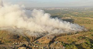 Incendio de Duquesa crea estrés en la población en plena crisis por COVID-19