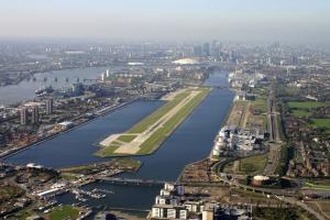 Hallazgo de bomba de la II Guerra Mundial cierra el aeropuerto de Londres
 