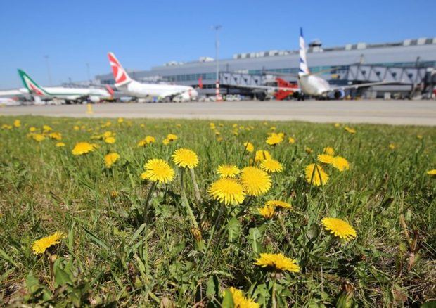 “El aeropuerto de Praga es uno de 16 aeropuertos europeos que está comprometido no sólo con reducir su huella de carbono de sus operaciones, pero que también incluye a sus colaboradores en este esfuerzo.