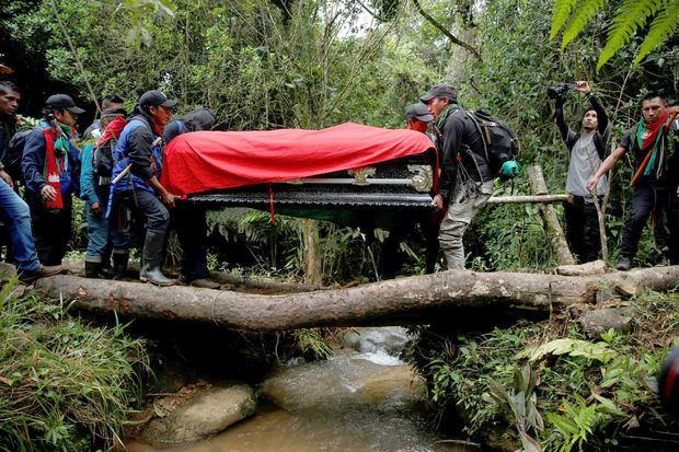 Varios indígenas mientras cargan el ataúd con el cuerpo del fundador y excoordinador de la Guardia Indígena Nacional, Albeiro Camayo, asesinado por grupos de disidencias de las FARC el pasado 24 de enero, en el resguardo indígena Las Delicias, municipio de Buenos Aires, Cauca, Colombia.