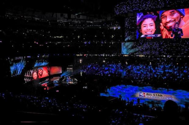 Jennifer Hudson se presenta durante un homenaje al guardia de los Lakers de Los Ángeles, Kobe Bryant, antes del inicio del juego All Star de la NBA, entre Team Lebron y Team Giannis, en el United Center de Chicago (Illinois, EE. UU.).