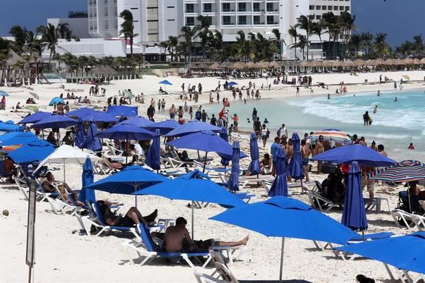 Turistas acuden a las playas el 27 de marzo de 2021, en el balneario de Cancún, en el estado de Quintana Roo, México.