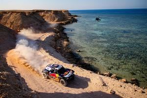 Peterhansel gana y se desmarca de Al-Attiyah; Sainz se aleja a una hora