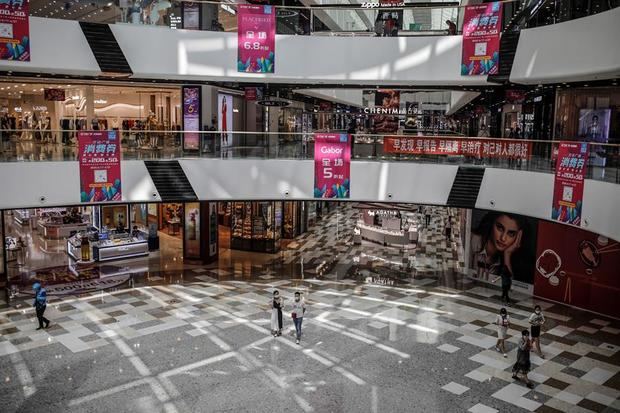 Varias personas usan mascarilla en un centro comercial de Pekín, China.