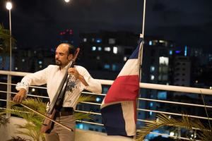 Un chelo desde el balcón alienta a los dominicanos en las noches de encierro