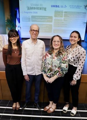 Max Puig, junto a estudiantes de diferentes carreras de UNIBE durante la conferencia magistral 'A Call forClimate Action'