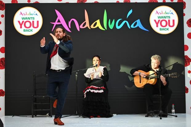 La Consejería de Turismo de Andalucía ha lanzado una ofensiva para recuperar el mercado alemán de la que forma parte un acto realizado este viernes en un centro comercial de Múnich, con espectáculo de flamenco, oferta culinaria y mesas con información de diversas ciudades andaluzas.