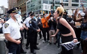 La gente grita a los agentes de policía durante una protesta en respuesta a la muerte de George Floyd, un hombre afroamericano que murió bajo la custodia de la policía de Minneapolis, en Nueva York, Nueva York, EE. UU.