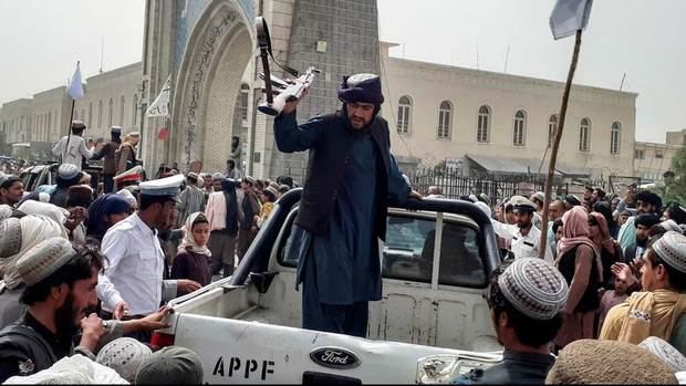 Según medios internacionales, las fuerzas de seguridad creadas hace 20 años, aún no tienen los recursos ni la fuerza para pelear contra los talibanes muyahidines, por lo que están desanimados. A falta de seguridad los combatientes talibanes comenzaron a patrullar las calles de Kabul, registrando a las personas que se iban encontrando.
