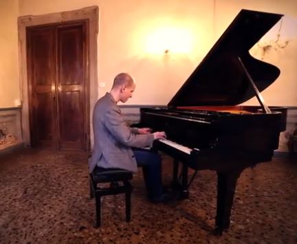 El pianista suizo Olivier Cavé es un gran intérprete contemporáneo de música de Bach en el piano.