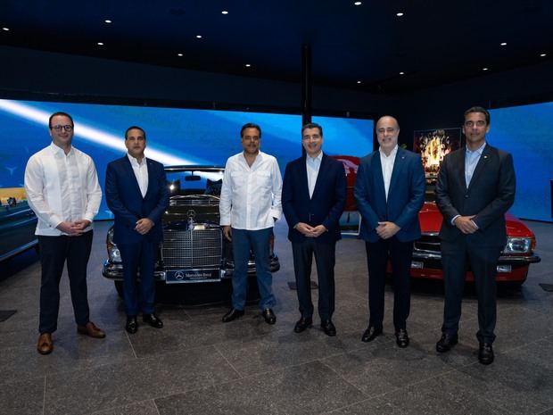 La señora Pascuala Herrera recibe la llave de su vehículo adquirido en la Autoferia Popular. Le acompañan, los señores Leonte Brea, Kiko Cabrera, Francisco Ramírez y Arturo Castillo.